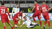 Pemain Inggris, Harry Maguire, terjatuh saat berebut bola dengan pemain Makedonia Utara dalam duel matchday 10 Kualifikasi Euro 2024 Grup C, Selasa (21/11/2023). (AP Photo/Darko Vojinovic)