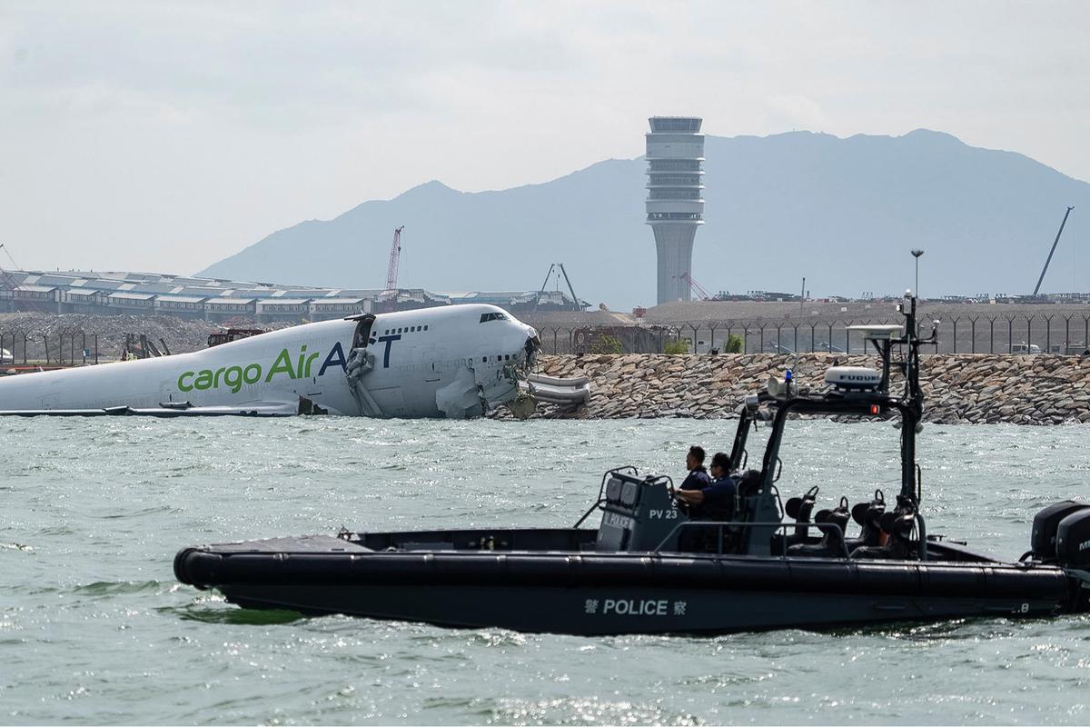 FOTO: Pesawat Kargo Tergelincir ke Laut di Bandara Hong Kong, Dua Tewas