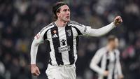 Striker Juventus, Dusan Vlahovic, mencetak satu gol saat timnya menang 4-0 atas Cagliari pada laga 16 besar Coppa Italia di Allianz Stadium, Rabu (18/12/2024) dini hari WIB. (Fabio Ferrari/LaPresse via AP)