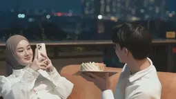 Selain video, Rey juga memberikan kue ulang tahun mungil sebagai simbol cinta dan kebersamaan mereka. Dinda terlihat tersenyum bahagia saat menerima kue tersebut, yang diiringi dengan kehadiran Rey di sisinya. Momen sederhana ini memperlihatkan betapa dalamnya cinta Rey untuk Dinda. (Liputan6.com/IG/@dindahw)