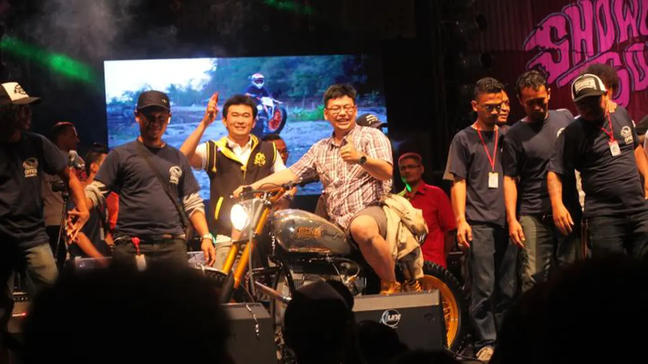 Pria Ini Kegirangan Dapat Kuda Besi Liar