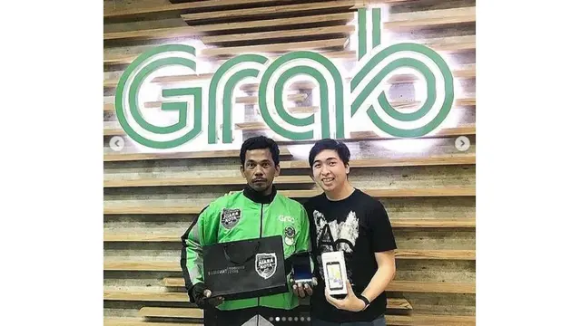 Driver ojol di Makassar bantu padamkan kebakaran.
