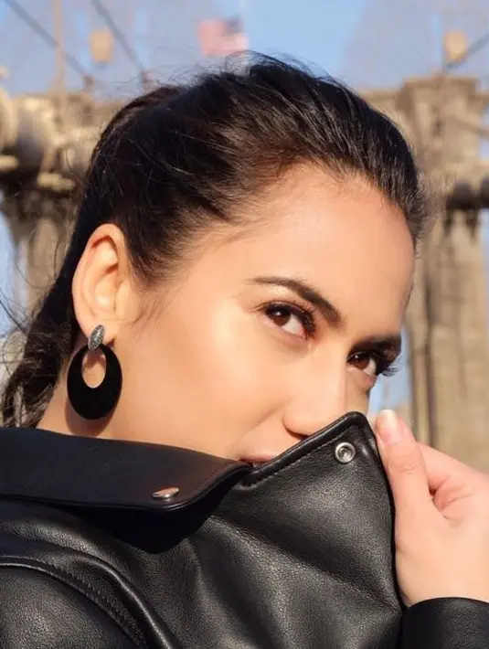 Aktris cantik yang satu ini memang tak pernah luput memerhatikan penampilannya. Namun di sisi lain, Pevita Pearce tidak pernah juga berdandan yang berlebihan. Gayanya yang simple selalu terlihat menarik. (Instagram/pevpearce)