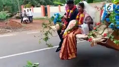 Setelah mengucapkan janji suci pernikahan, pengantin pria di Puttur, India, membawa pulang istrinya menggunakan mobil buldozer lengkap dengan hiasan bunga.