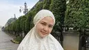 Maizura tampil dengan mukena putih dengan motif bunga. Wajahnya pun tampil bareface. [@mailizura]