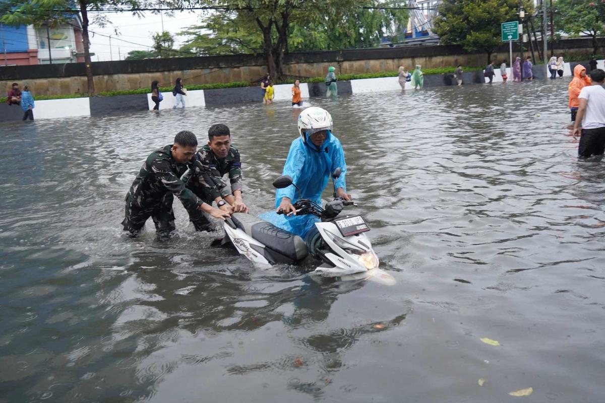 FOTO: Banjir Pademangan, Prajurit TNI AL Bantu Warga