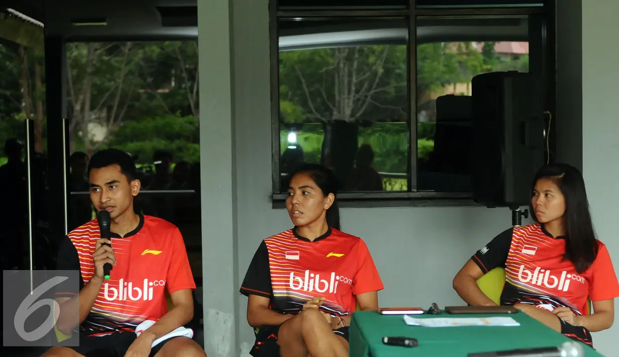 Pebulutangkis tunggal putra Indonesia, Tommy Sugiarto (kiri) memberikan keterangan di Pelatnas PBSI, Jakarta, Rabu (3/2/2016). Indonesia akan mengikuti kualifikasi Piala Thomas-Uber 2016 di Hyderabad, India. (Liputan6.com/Helmi Fithriansyah)