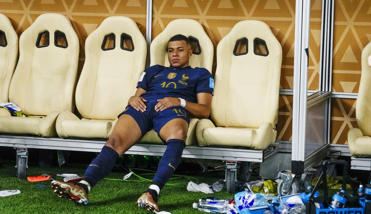 Usai kalah dalam drama babak adu penalti yang memastikan Argentina sebagai juara Piala Dunia 2022, Mbappe tampak sedih dan menyendiri. (AP Photo/Manu Fernandez)