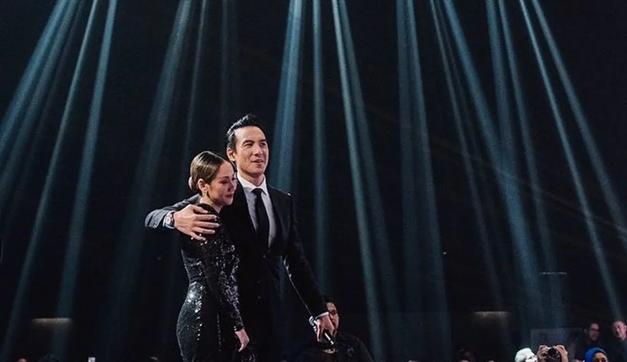 Ini adalah ketika BCL tampil bersama sahabatnya Daniel Mananta di atas panggung. Tampil serba hitam, BCL tampak mengenakan sequin long dress bersiluet mermaid dan tatanan rambut low-bun. Foto: Instagram.