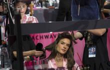 Intip kesibukan model-model seksi Victoria's Secret di ruang ganti