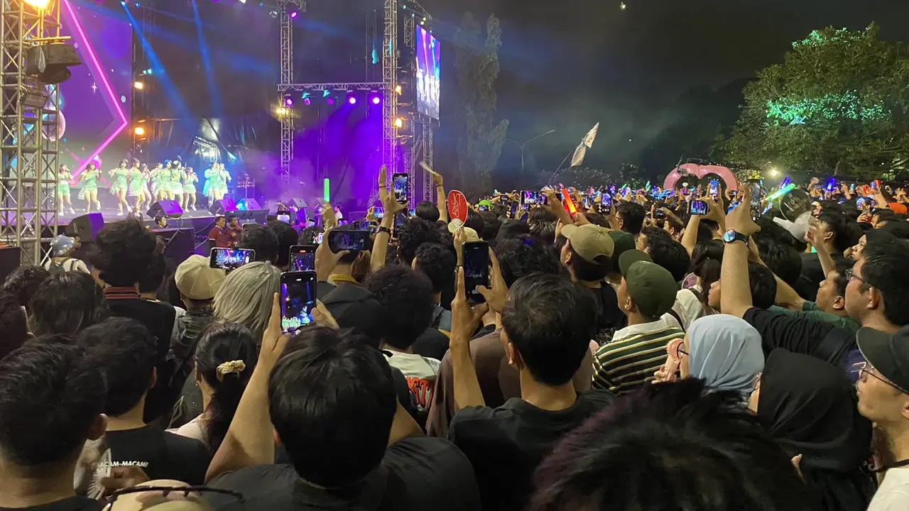 Penampilan JKT48 dan SKE48 di Jak-Japan Matsuri 2023, JIEXPO Kemayoran, Jakarta Pusat, Minggu, 19 November 2023.