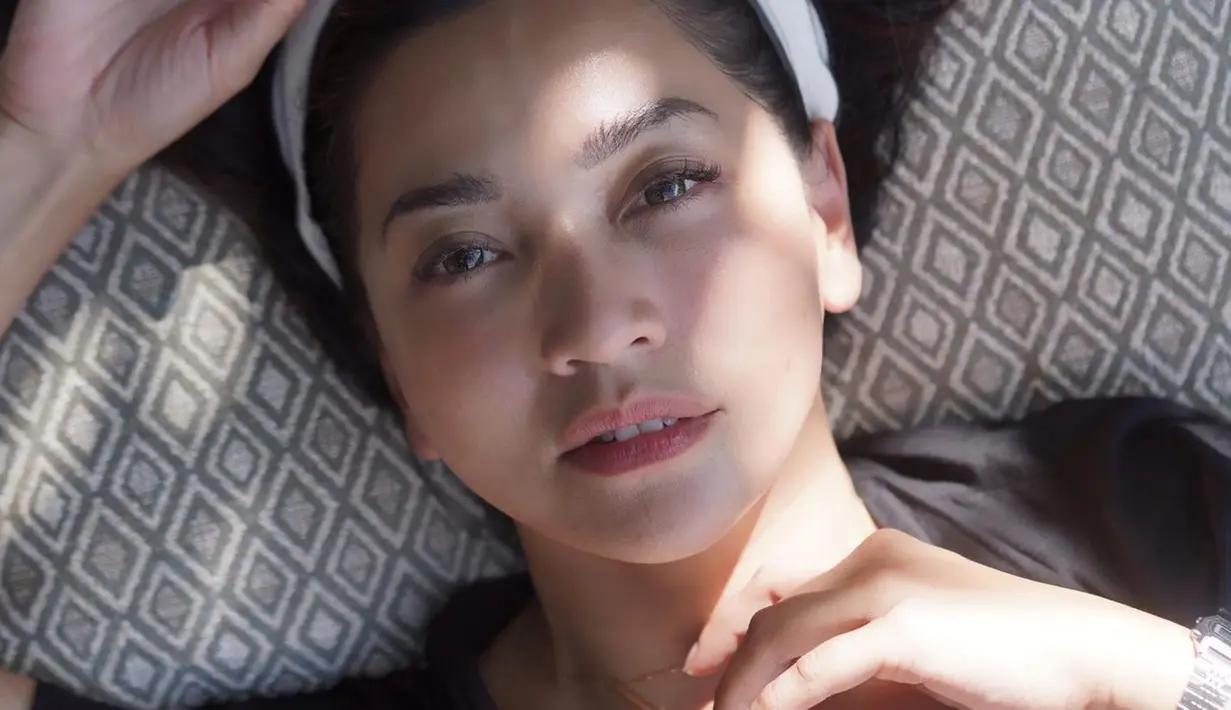 Dalam unggahannya di akun Instagram pribadinya, presenter ini kerap membagikan potret dirinya dengan wajah polos tanpa makeup. Pesona cantik Hesti Purwadinata kian terpancar. Ia terlihat begitu awet muda di usia 39 tahun.(Liputan6.com/IG/@hestipurwadinata)