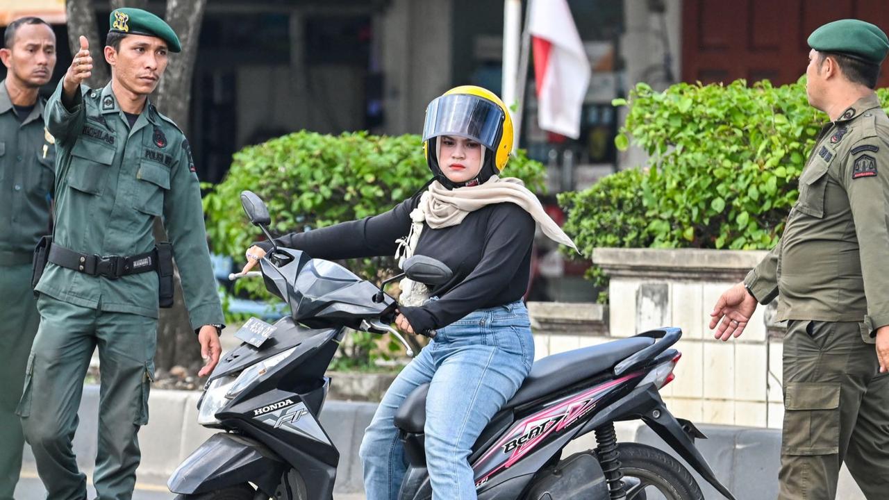 FOTO: Aksi Polisi Syariat Gelar Razia Pakaian di Aceh, Perempuan Berbaju Ketat dan Laki-Laki Bercelana Pendek Diamankan