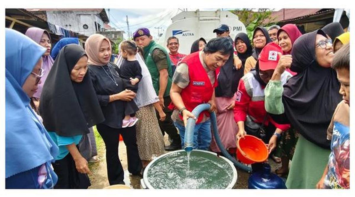 6 Potret Komeng Jadi Relawan di Padang, Hibur Korban Banjir dengan Canda Khasnya