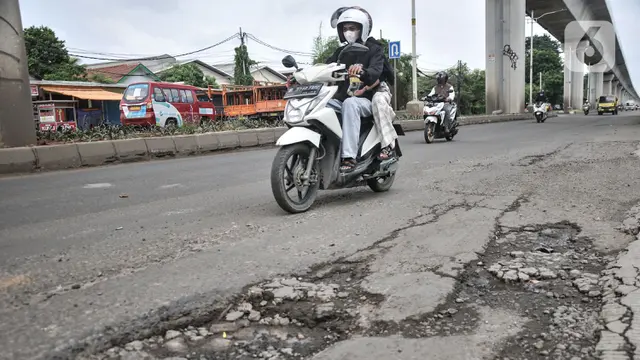 Jalan Raya Bekasi Rusak dan Berlubang Ancam Keselamatan Pengendara