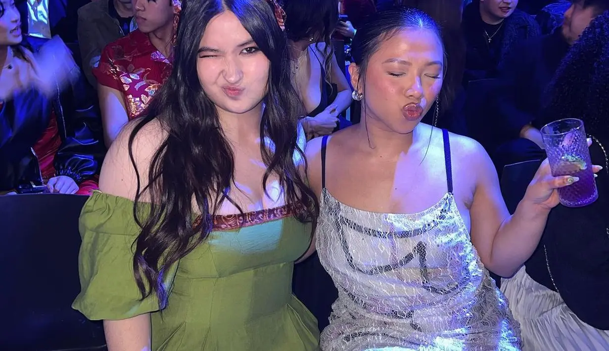 Stephanie Poetri tampil imut dengan dress sabrina hijau olive berdetail ruffle di bagian samping [@stephaniepoetri]