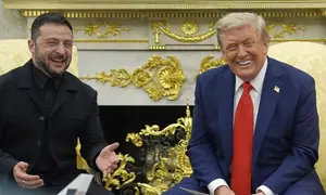 Presiden Amerika Serikat Donald Trump dan Presiden Ukraina Volodymyr Zelenskyy dalam pertemuan di Gedung Putih, Senin (18/8/2025). (Dok. AP Photo/Julia Demaree Nikhinson)