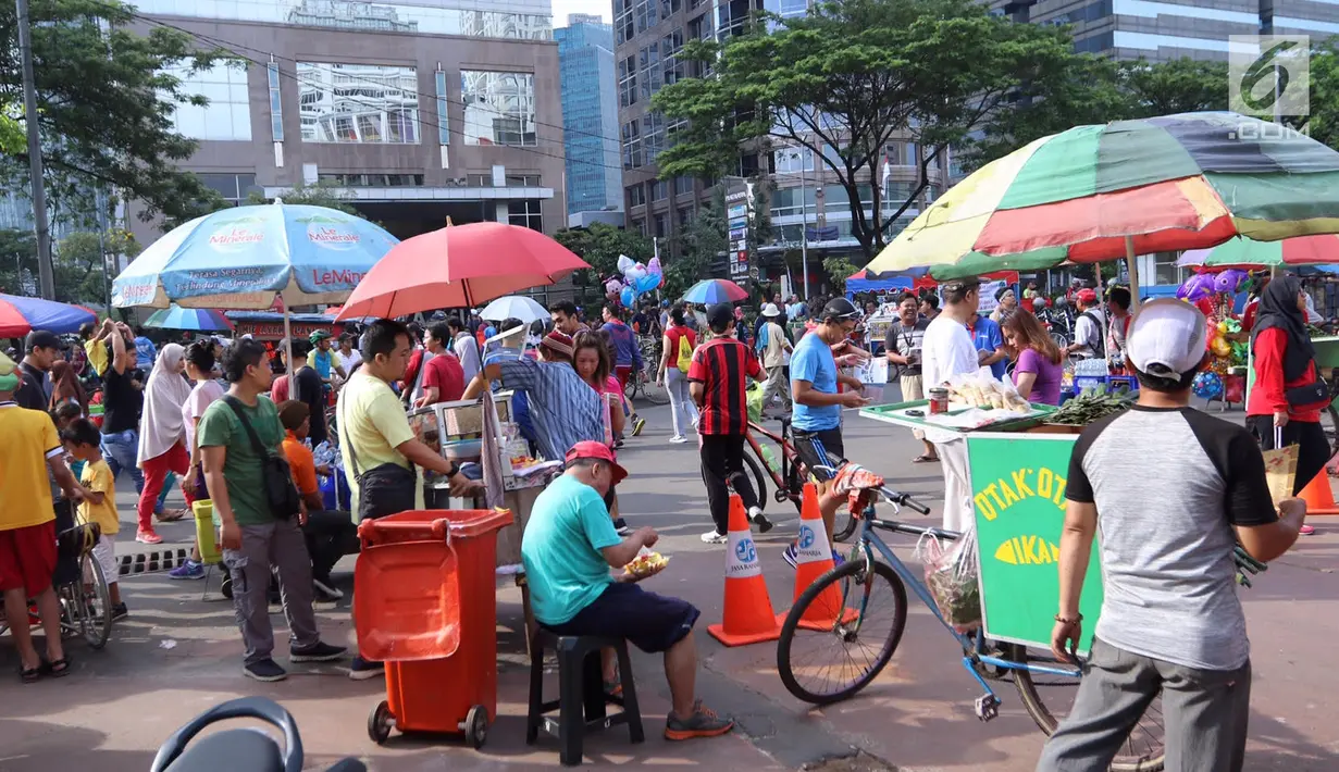 Pedagang kaki lima (PKL) berjualan ketika pelaksanaan Car Free Day di kawasan Senayan, Jakarta, Minggu (8/10). Keberadaan PKL di jalan membuat suasana jadi sempit dan menganggu kenyamanan masyarakat beraktivitas. (Liputan6.com/Fery Pradolo)
