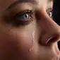 Pada situasi emosional atau tertekan, kelebihan air mata tidak dapat dibuang cukup cepat melalui saluran air mata dan menggulir ke bawah, ke pipi. (iStockphoto)