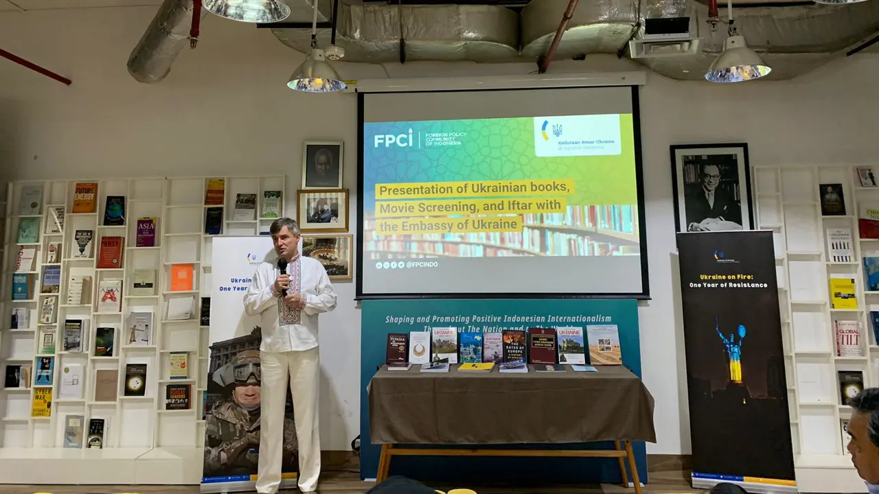 Duta Besar Ukraina untuk Indonesia Vasyl Hamianin dalam acara screening film “Hostomel: The Story of One House” yang diadakan Kedutaan Besar Ukraina dan Foreign Policy Community in Indonesia (FPCI) pada Selasa (11/4/2023).