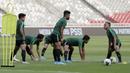 Pemain Timnas Indonesia saat latihan jelang laga kualifikasi Piala Dunia 2022 di SUGBK, Jakarta, Senin (9/9). Indonesia akan berhadapan dengan Thailand. (Bola.com/M Iqbal Ichsan)