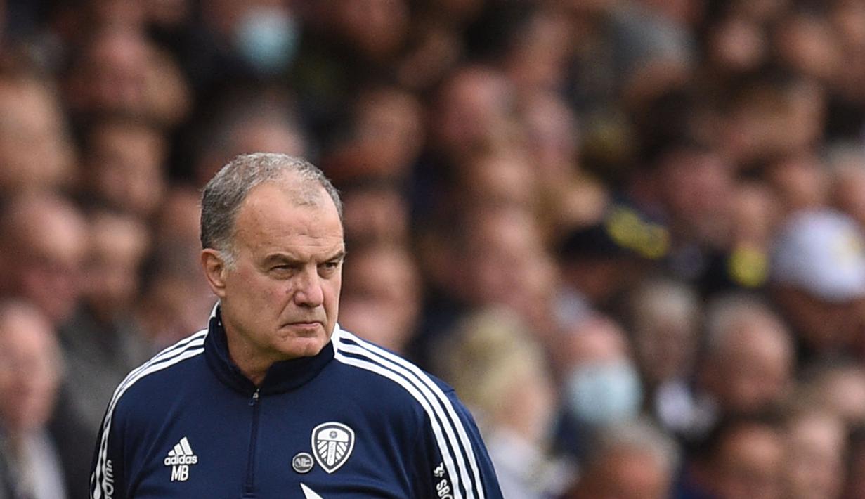 Marcelo Bielsa - Guru Pep Guardiola ini mulai menahkodai Leeds United sejak Juli 2018. Di bawah kendalinya, Leeds United mampu bersaing di Premier League dan menjadi momok bagi klub-klub papan atas Liga Inggris. (AFP/Oli Scarff)