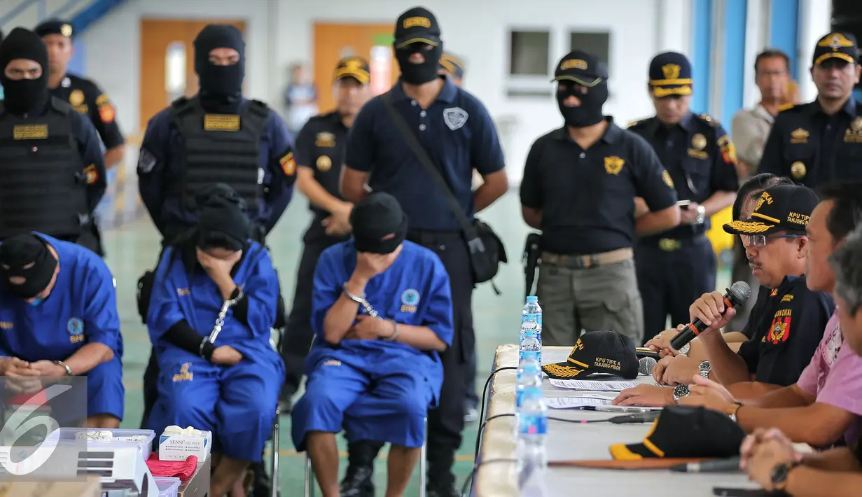 Dirjen Bea dan Cukai Heru Pambudi memberikan keterangan saat konpers di Jakarta (2/2). 16,81 kg narkotika jenis methamphetamin atau shabu asal China berhasil digagalkan Bea dan Cukai, BNN, Polres Pelabuhan Tanjung Priok. (Liputan6.com/Faizal Fanani)