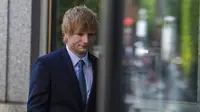 Ed Sheeran berjalan ke Pengadilan Federal Manhattan, New York, Amerika Serikat, Selasa (25/4/2023). Sidang hak cipta lagu hits Ed Sheeran 'Thinking Out Loud' yang diduga menjiplak lagu klasik Marvin Gaye resmi dimulai. (AP Photo/Brittainy Newman)