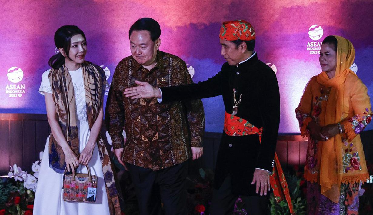 Presiden Indonesia Joko Widodo atau Jokowi (kedua kanan) dan Ibu Negara Iriana Widodo (kanan) menyambut Presiden Korea Selatan Yoon Suk-yeol (kedua kiri) dan Ibu Negara Kim Keon Hee pada gala dinner KTT ke-43 ASEAN di Jakarta, Indonesia, Rabu (6/9/2023). (Mast IRHAM/POOL/AFP)