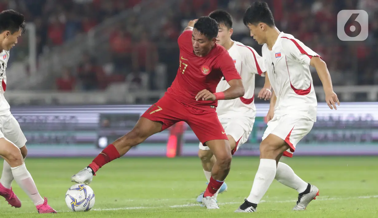 Pemain tengah Timnas Indonesia U-19, Beckham Putra Nugraha (tengah) mencoba lolos dari kawalan pemain Korea Utara pada kualifikasi Grup K Piala AFC U-19 2020 di Stadion Utama Gelora Bung Karno, Jakarta, Minggu (10/11/2019). Laga berakhir imbang 1-1. (Liputan6.com/Helmi Fithriansyah)