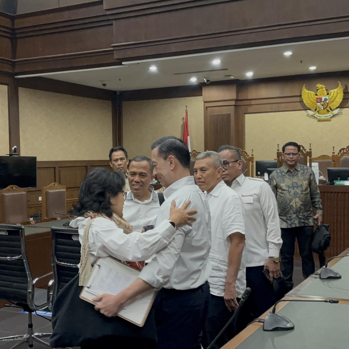 Senyum Tom Lembong di Pelukan Istri usai Divonis 4,5 Tahun Penjara