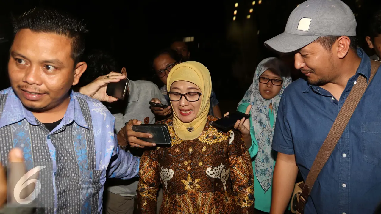 20160920- Bupati Indramayu Anna Sophanah Bungkam Usai Diperiksa KPK-Jakarta- Helmi Afandi