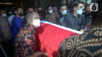 Jenazah almarhum Menpan RB Tjahjo Kumolo dibawa menuju Rumah Dinas Widya Candra dari Rumah Sakit Abdi Waluyo, Jakarta, Jumat (1/7/2022). Tjahjo Kumolo meninggal dunia di RS Abdi Waluyo karena sakit infeksi paru-paru yang diderita. (Liputan6.com/Faizal Fanani)