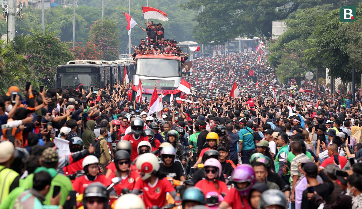 Bus yang ditumpangi Timnas Indonesia U-22 melewati Jalan Jenderal Sudirman saat pawai kontingen Indonesia untuk SEA Games 2023 yang bertajuk Kira87uara yang berlangsung di Jakarta, Jumat (19/05/2023). (Bola.com/Bagaskara Lazuardi)