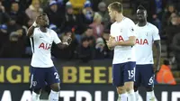 Pemain Tottenham, Serge Aurier (kiri), Eric Dier dan Davinson Sanchez melakukan koordinasi saat gawangnya kebobolan dari eicester City pada lanjutan Premier League di King Power Stadium, Leicester, (28/11/2017).  Leicester City menang 2-1. (AP/Rui Vieira)