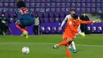 Kiper Sevilla, Yassine Bounou Bono melepaskan tendangan yang berbuah gol penyeimbang 1-1 ke gawang Real Valladolid dalam laga lanjutan Liga Spanyol 2020/2021 pekan ke-28 di Jose Zorrilla Stadium, Valladolid, Sabtu (20/3/2021). Sevilla bermain imbang 1-1 dengan Valladolid. (AFP/Cesar Manso)