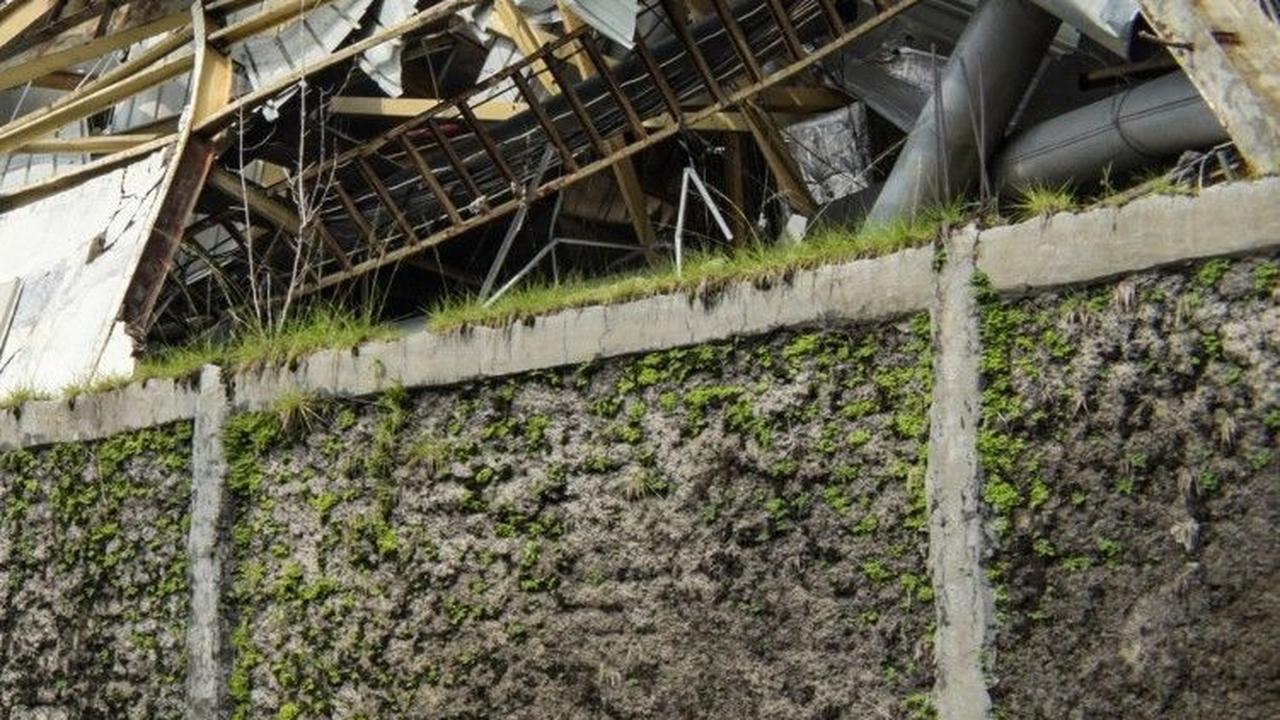 Bencana ini telah menghancurkan sekitar 6 pabrik di Sumedang. Terlihat mulai dari dinding pabrik hingga atap hancur berantakan. Foto: AFP/TIMUR MATAHARI<br>