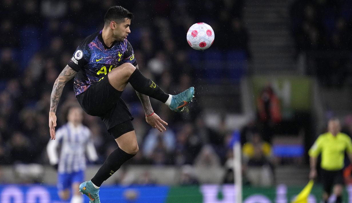 Cristian Romero menjadi keran gol Tottenham pada menit ke-37. Memanfaatkan hasil tendangan Kulusevski, pria asal Argentina tersebut dengan mudah menceposkan bola dan menutup babak pertama dengan keunggulan satu angka. (AP/Matt Dunham)