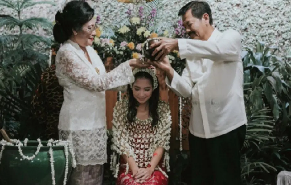 Acara siraman jelang pernikahan artis cantik Anneke Jodi. (Instagram/speculophoto)