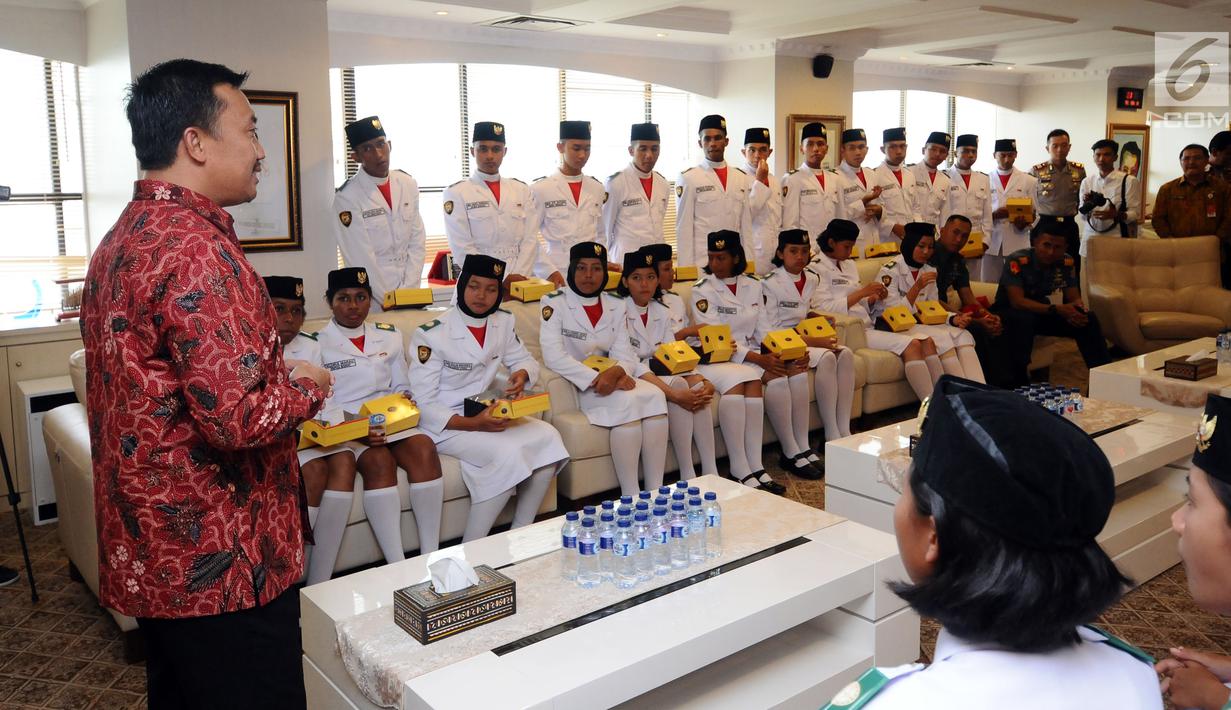 Menpora Imam Nahrawi (kiri) saat menerima kunjungan tim Paskibraka di Kemenpora, Jakarta, Jumat (18/8). Tim Paskibraka melakukan kunjungan ke ruang kerja Menpora. (Liputan6.com/Helmi Fithriansyah)
