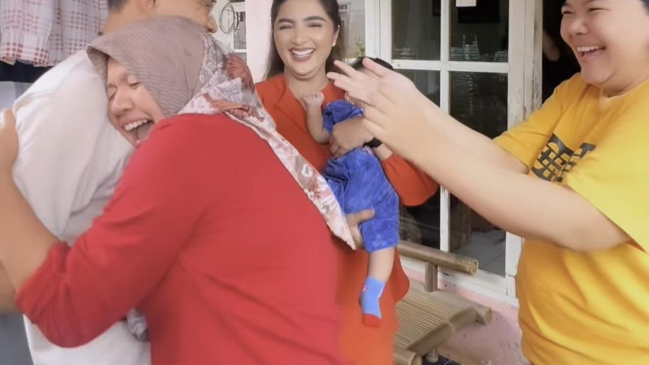 Momen Anang Hermansyah Dipeluk Erat Ibu-ibu Sambil Histeris, Ashanty 'Enggak Apa-apa Ikhlas