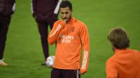 Gelandang Real Madrid, Eden Hazard saat mengikuti latihan tim di Borussia-Park, Jerman (26/10/2020). Real Madrid akan bertanding melawan Borussia Moenchengladbach pada grup B Liga Champions. (AFP/Ina Fassbender)