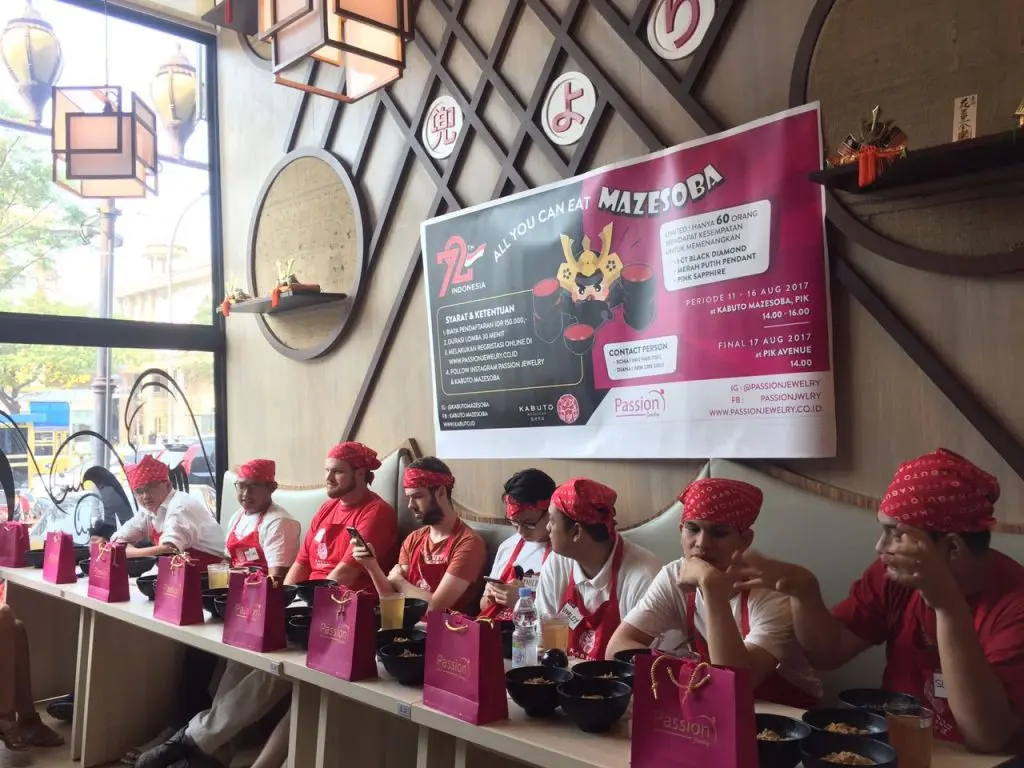 Perlombaan makan mi soba. (Sumber foto: istimewa)