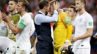Gareth Southgate menghibur Pickford. (AP/Rebecca Blackwell)