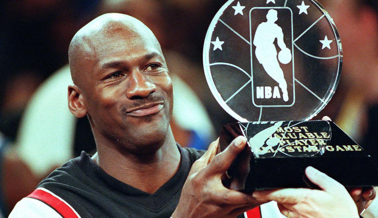Michael Jordan menjadi rajanya titel individu pemain NBA. Ia tercatat pernah sabet 16 kali penghargaan tersebut, diantaranya lima gelar MVP reguler, enam titel MVP final, tiga MVP All Star, Rookie of the Year serta Defensive Player of The Year. (Foto: Getty Images via AFP/Timothy A. Clary)