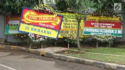 Karangan bunga yang ditujukan untuk Ketua DPR, Setya Novanto di Rumah Sakit Cipto Mangunkusumo (RSCM) Kencana, Jakarta, Minggu (19/11). Ada dua karangan bunga baru untuk Novanto, salah satunya mengatasnamakan "UI Beraksi". (Liputan6.com/Herman Zakharia)