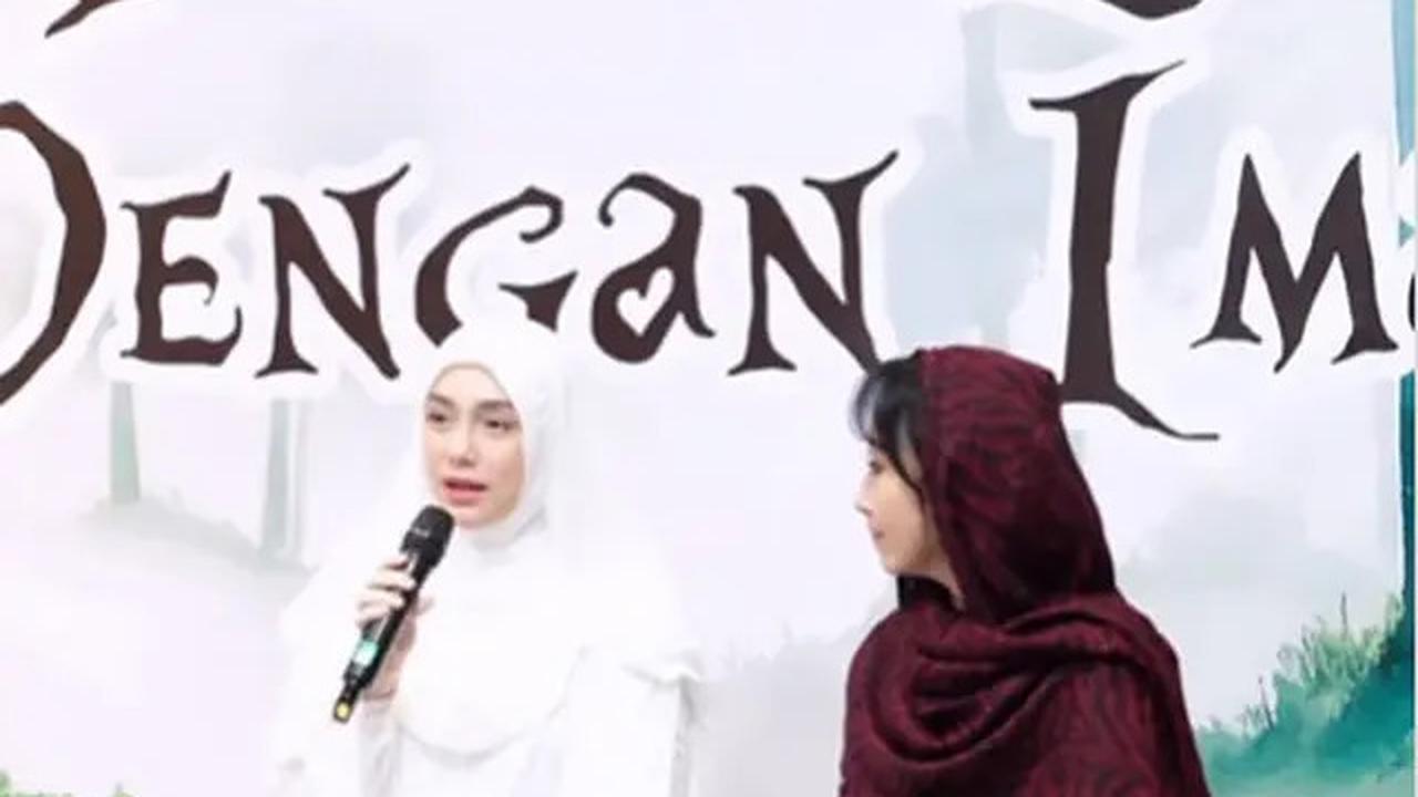 8 Potret Celine Evangelista Pakai Gamis Putih saat Jadi Bintang Tamu di Kajian Bali Muslim Festival, Angggun dan Memukau