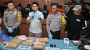 Petugas menunjukkan barang bukti saat merilis kasus narkoba di  Polres Pelabuhan Tanjung Priok, Jakarta, Selasa (29/12). Barang bukti yang berhasil diamankan petugas pada kasus pencurian narkoba berupa ganja seberat 7,5 kg. (Liputan6.com/Gempur M Surya)