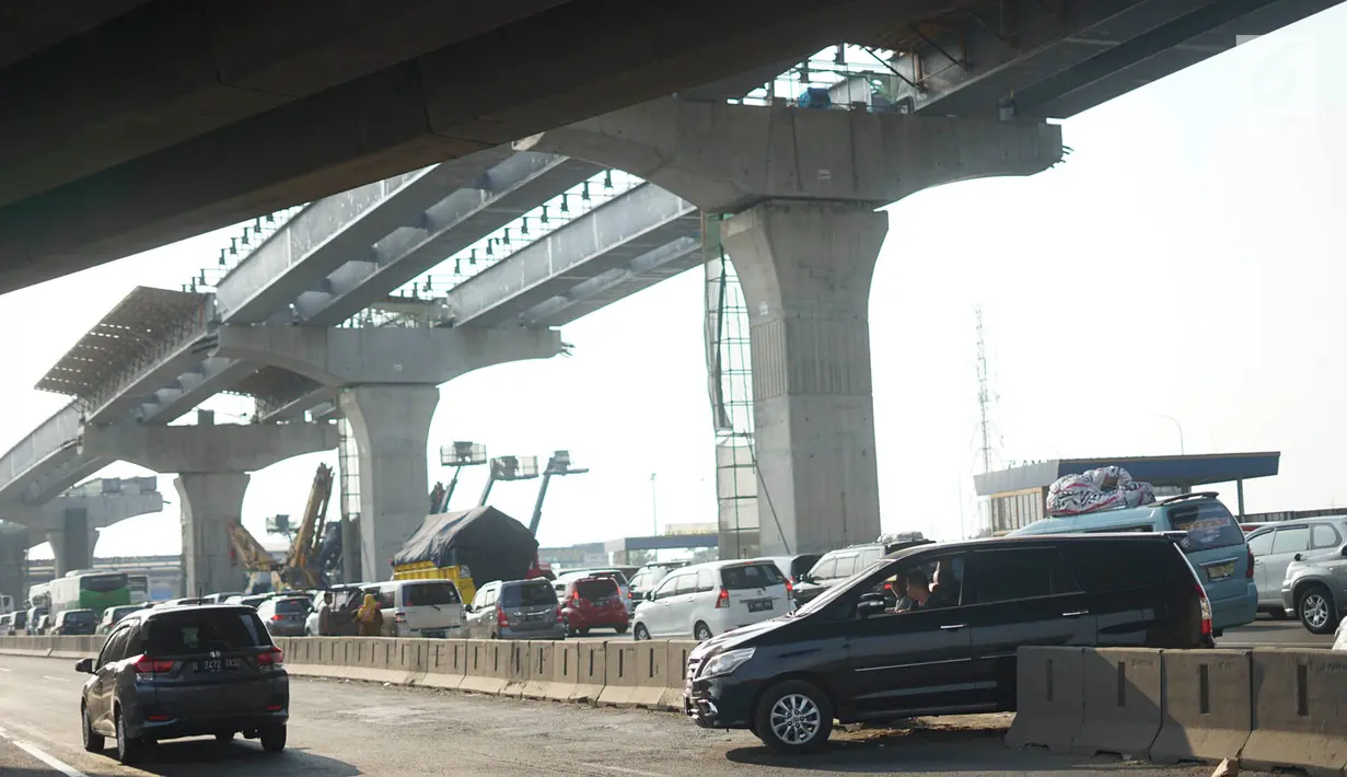 Kendaraan menerobos pagar pembatas jalan tol di KM 30 Tol Jakarta - Cikampek, kawasan Cikarang, Jawa Barat, Minggu (9/6). Kemacetan yang terjadi di sepanjang jalur tersebut menyebabkan sebagian kendaraan nekat menerobos pagar pembatas untuk berpindah jalur. (Liputan6.com/Immanuel Antonius)