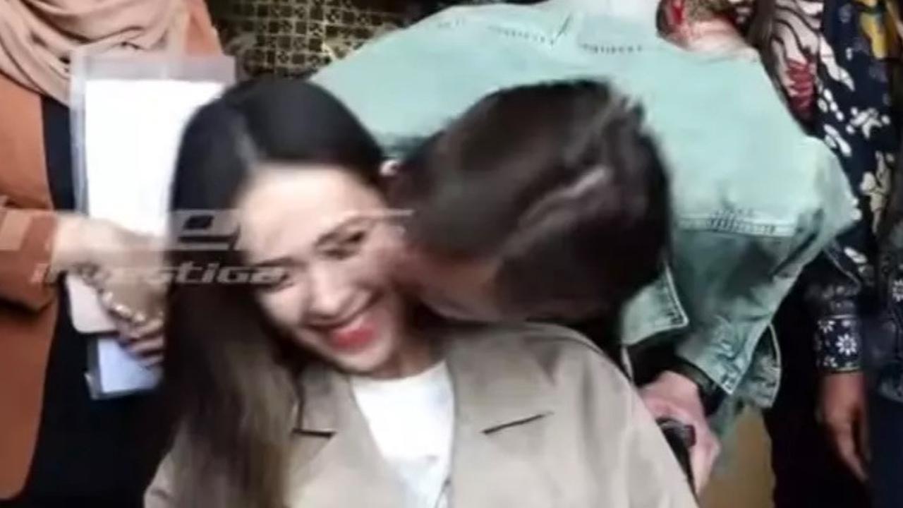 Rendy Kjaernett tak segan memamerkan kemesraan. Ia bahkan mencium pipi Lady di depan publik. Tampak Lady tersenyum saat mendapatkan kecupan dari suaminya.